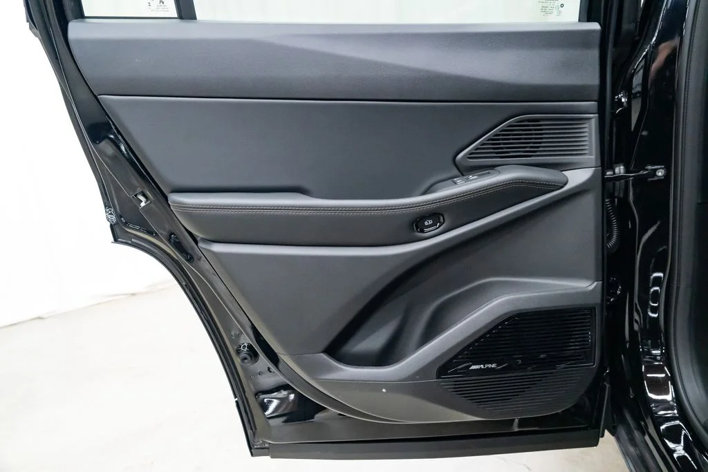 New 2026 Diamond Black Crystal Pearl-Coat Exterior Paint Jeep Overland image 27