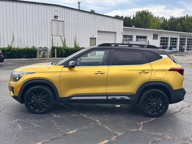 Used 2023 Yellow Kia Nightfall image 7
