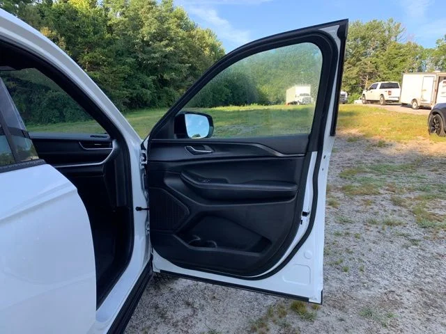 Used 2025 White Jeep Altitude image 14