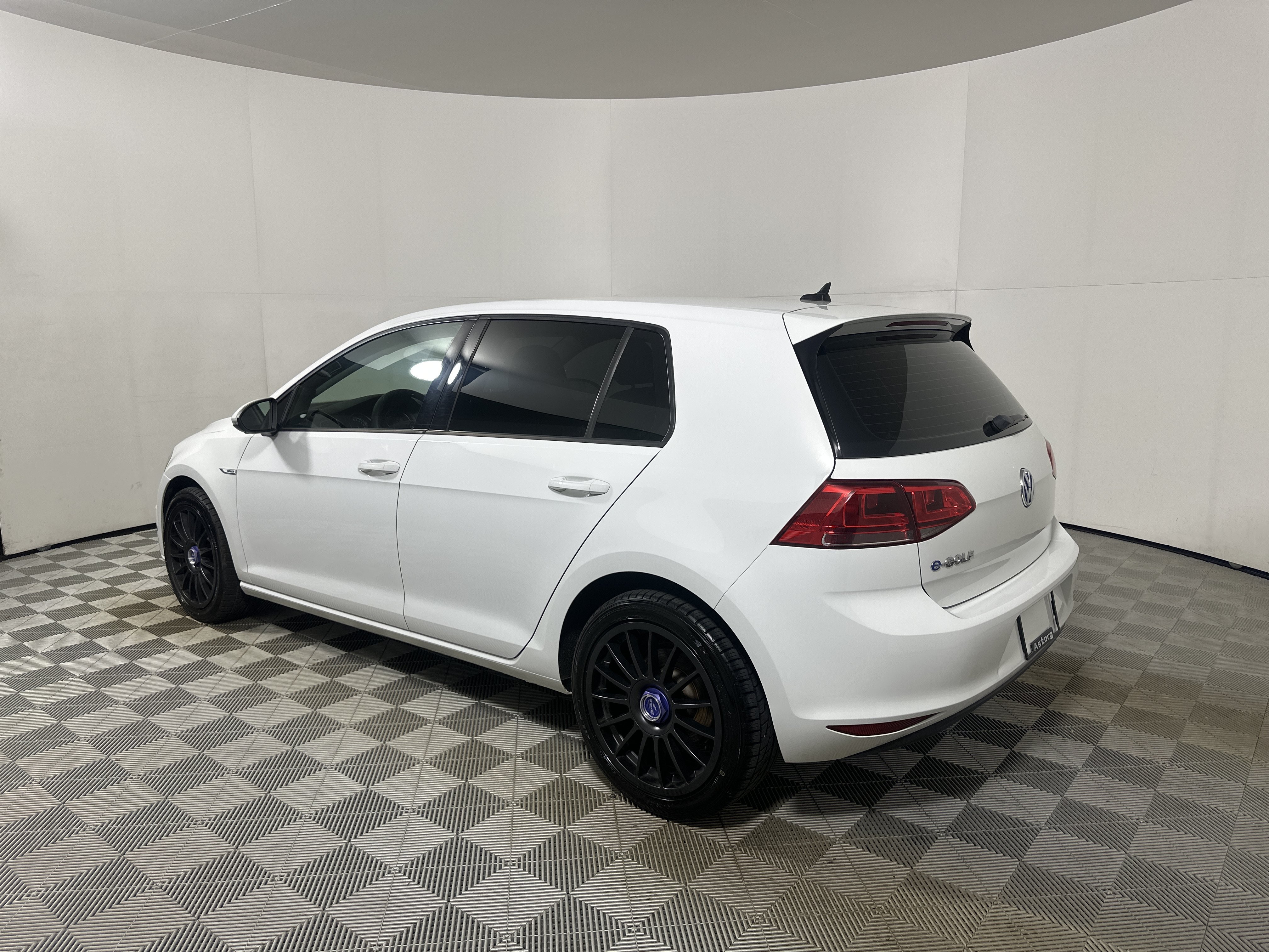 Used 2016 White Volkswagen SE image 5