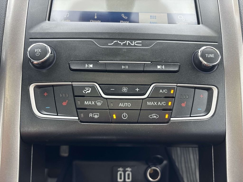 Used 2020 Silver Ford SE image 25
