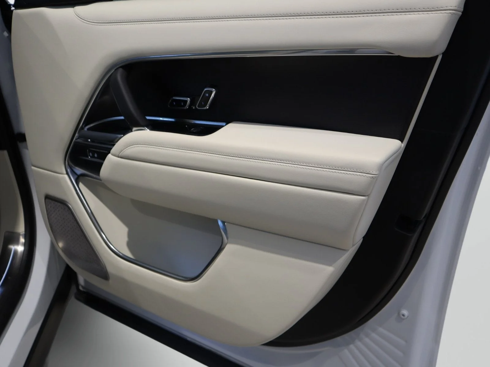 Used 2024 White Land Rover Autobiography image 38