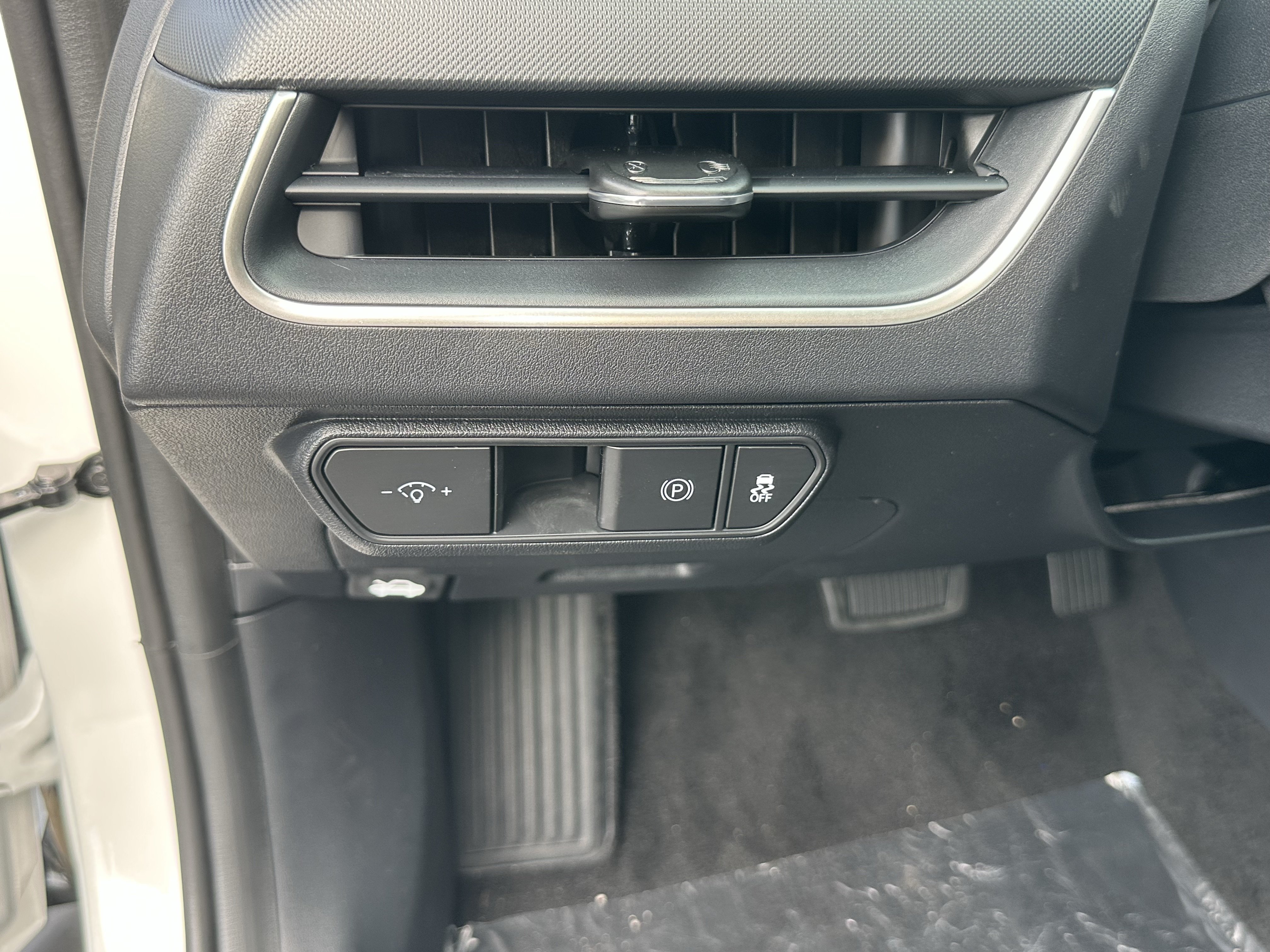 New 2026 Snow White Pearl Kia LXS image 27