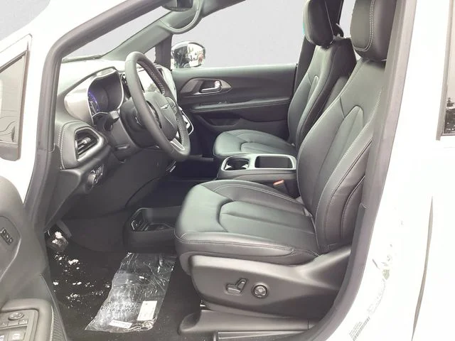 New 2026 Bright White Clearcoat Chrysler SELECT image 10