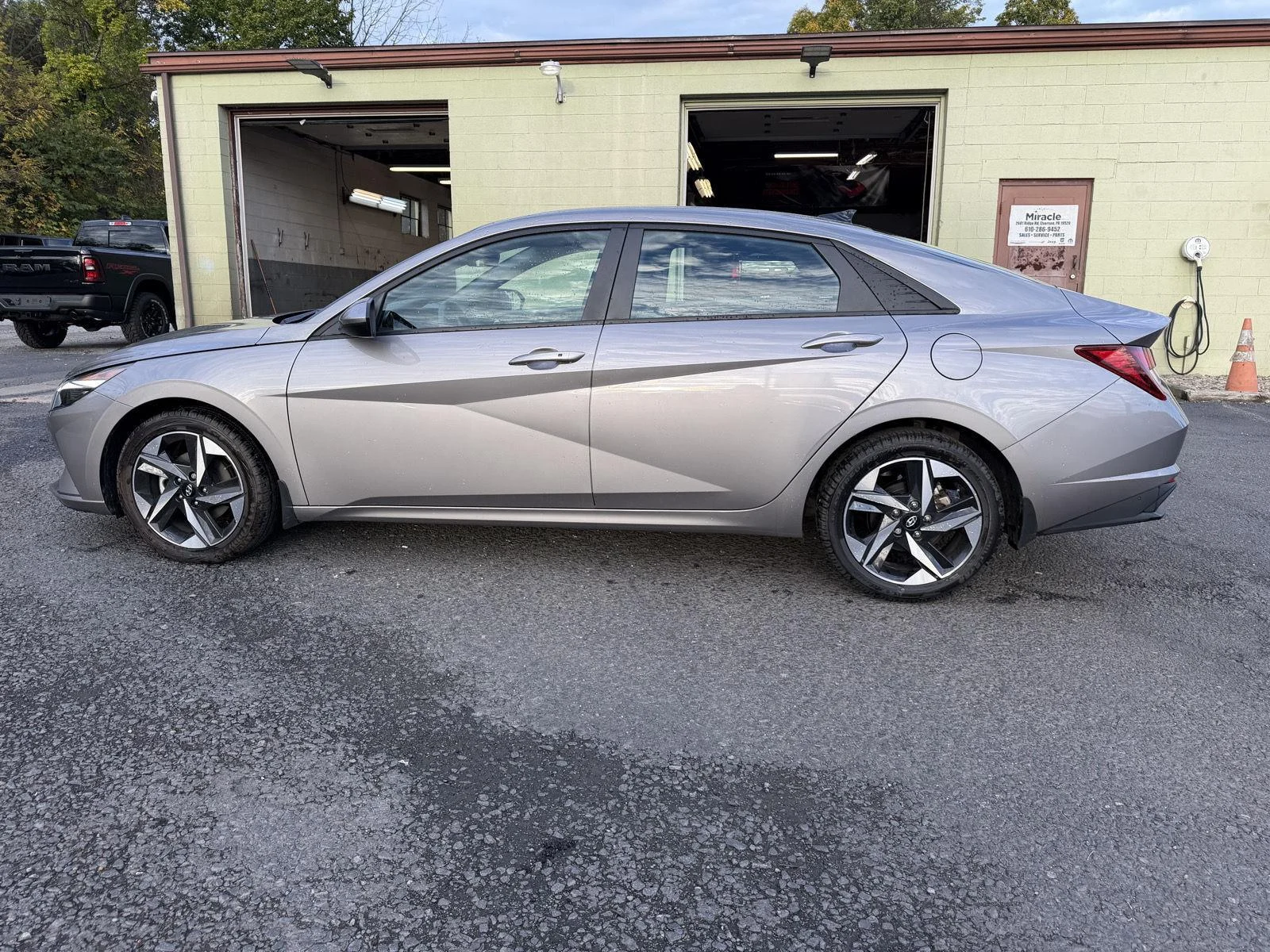 Used 2023 Fluid Metal Hyundai SEL image 9