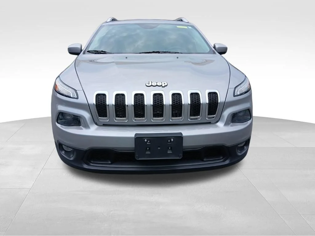 Used 2014 Silver Jeep Latitude image 2