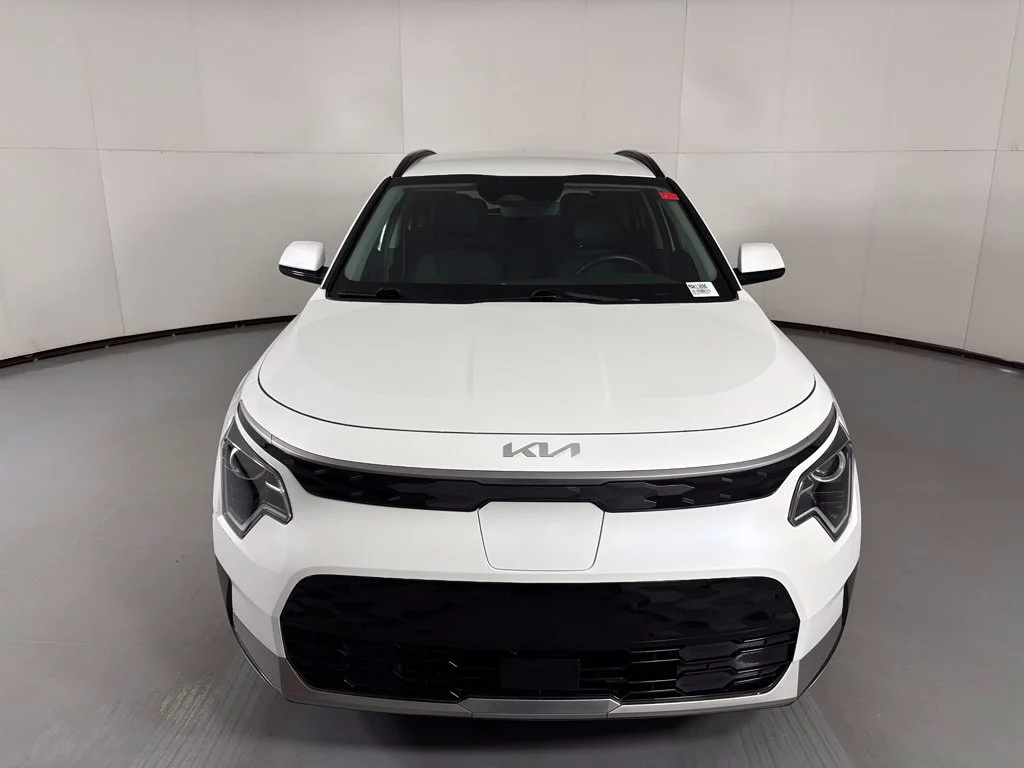 Used 2023 White Kia Wind image 3