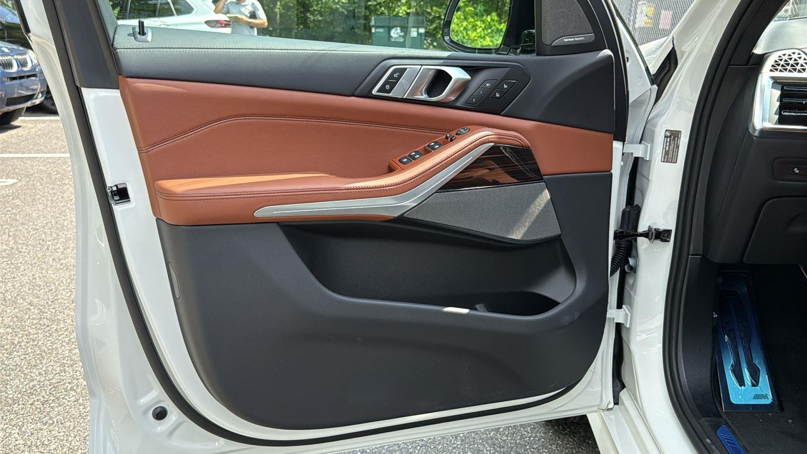 New 2026 Alpine White BMW M60i image 9