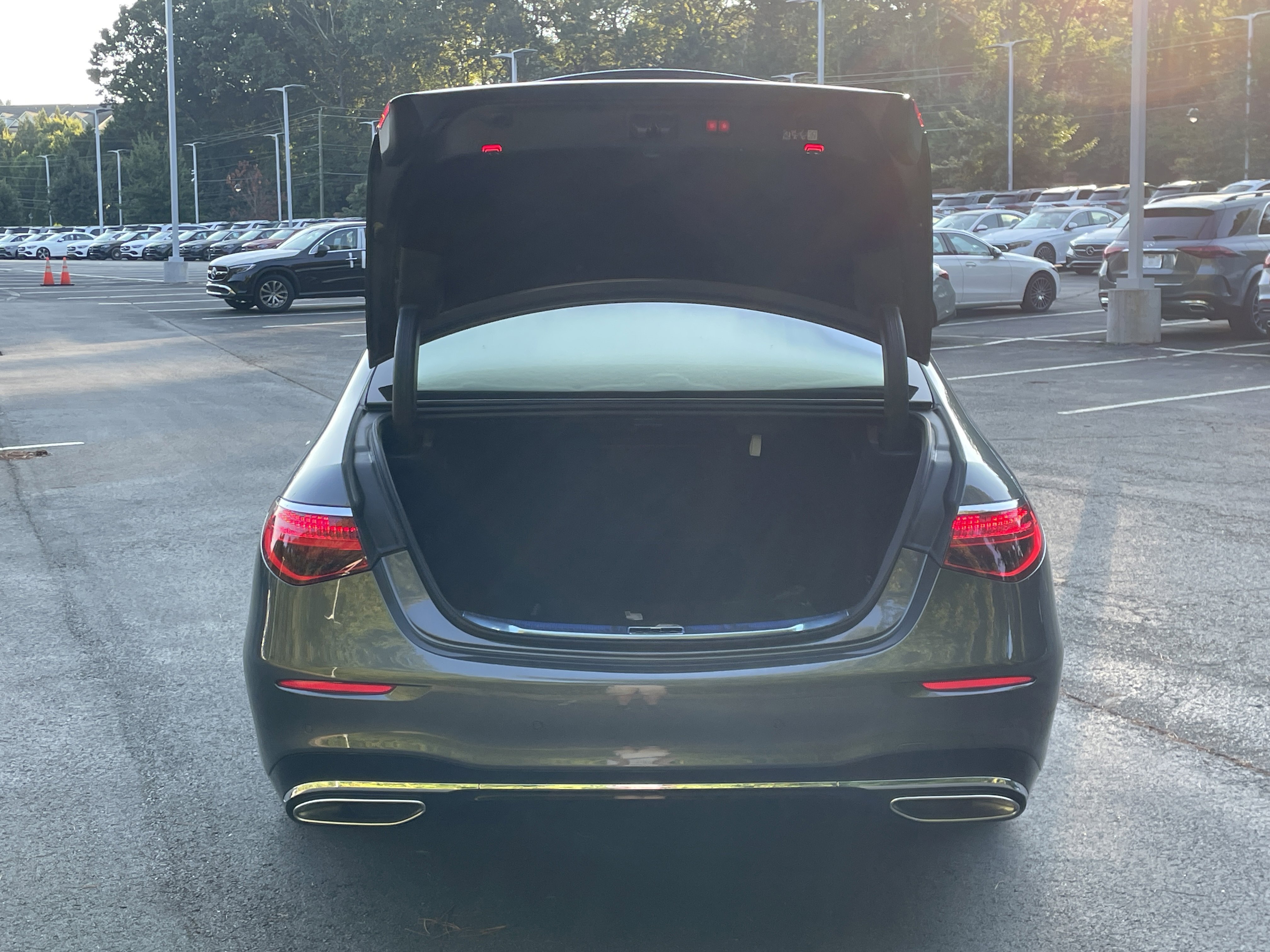 New 2026 MANUFAKTUR Signature Graphite Metallic Mercedes-Benz S 580 4MATIC® Sedan image 8