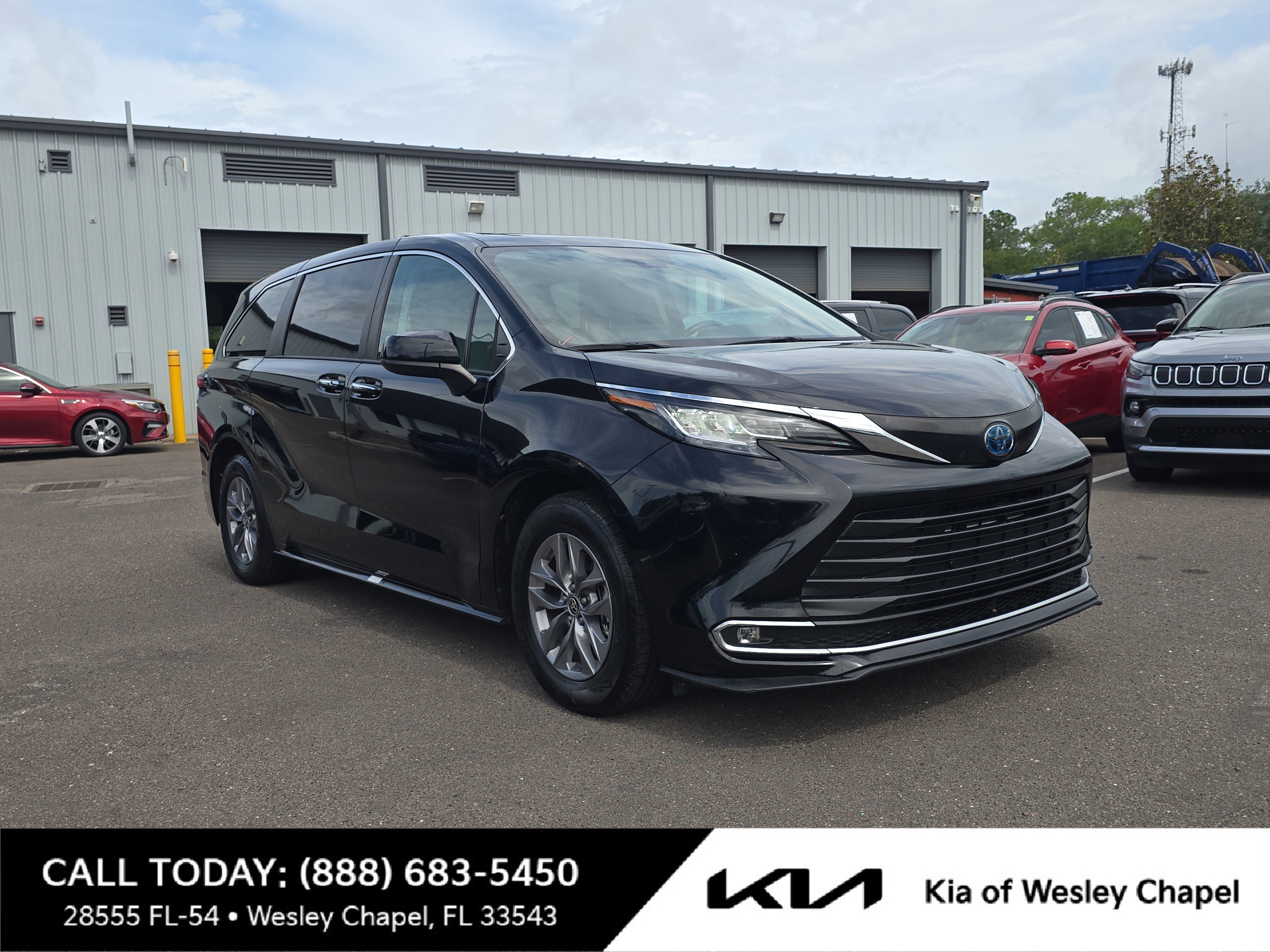 2022 Toyota Sienna XLE 8-Passenger Hybrid FWD's photo