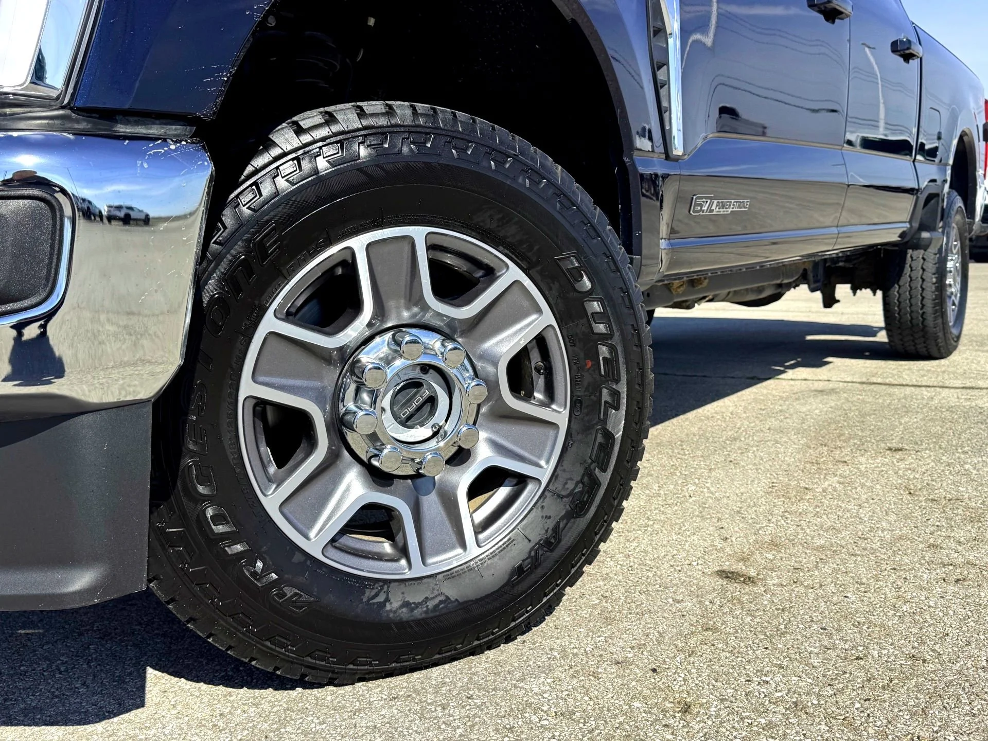 Used 2024  Ford Lariat image 2