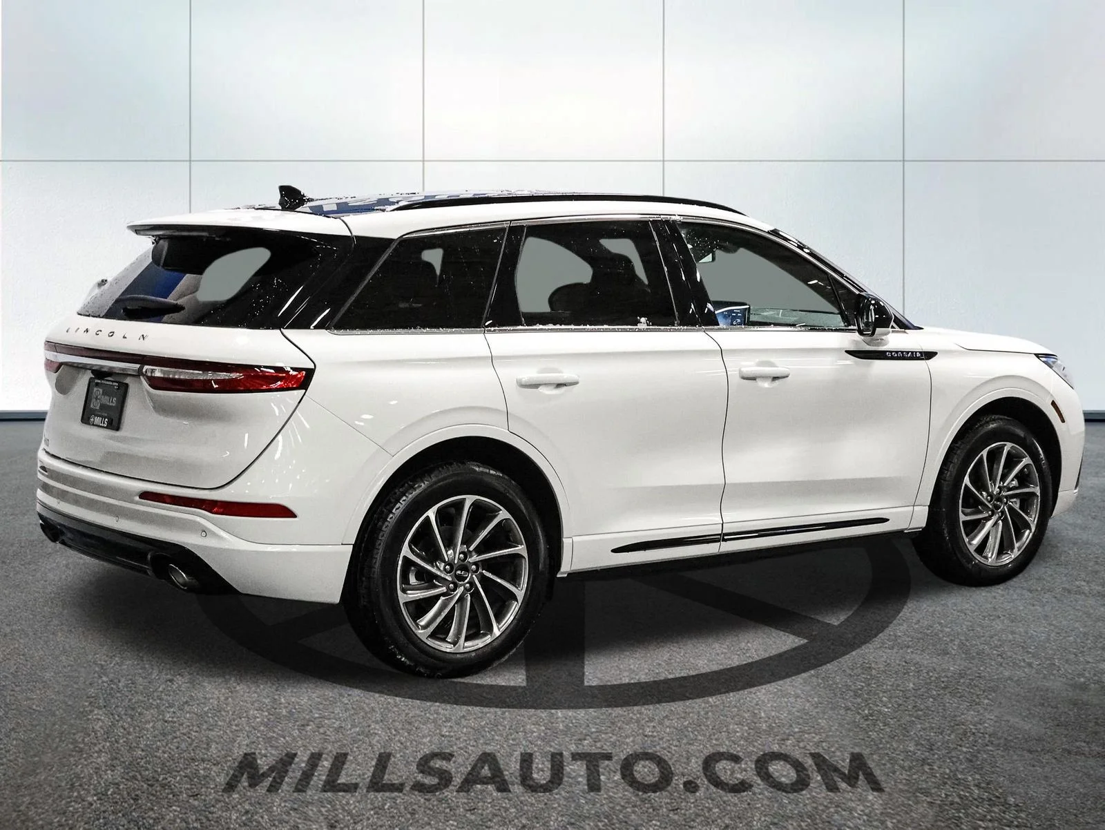 Certified Used 2025 White Lincoln Grand Touring image 8
