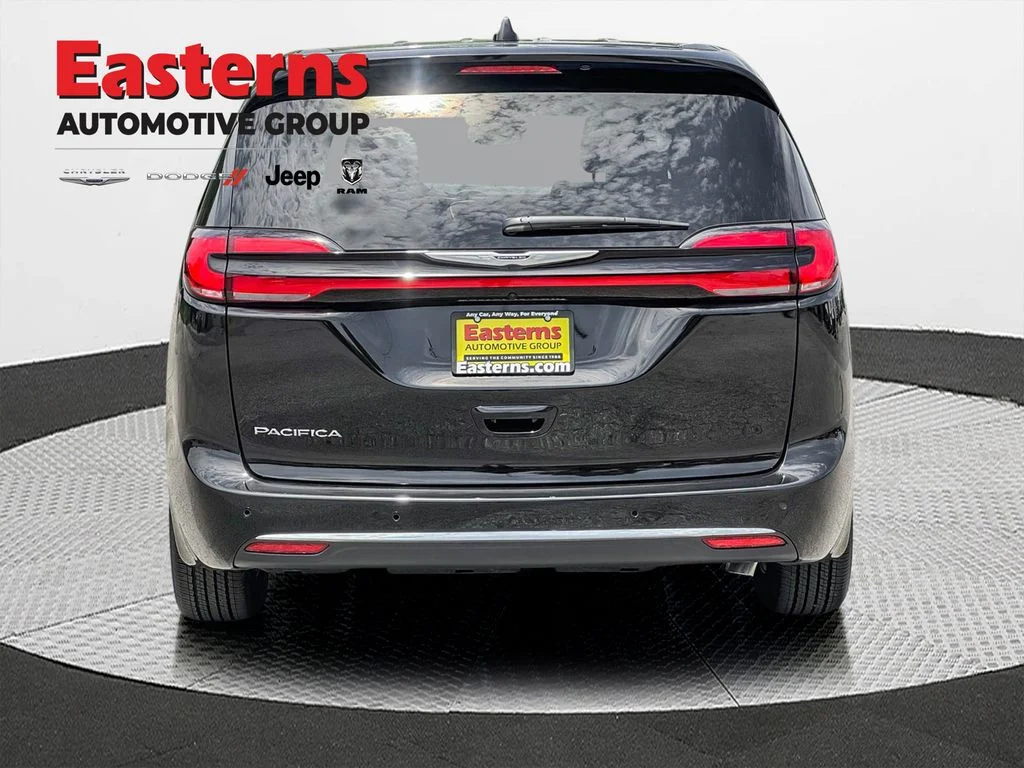 New 2025 Diamond Black Crystal Pearl-Coat Exterior Paint Chrysler Select image 8