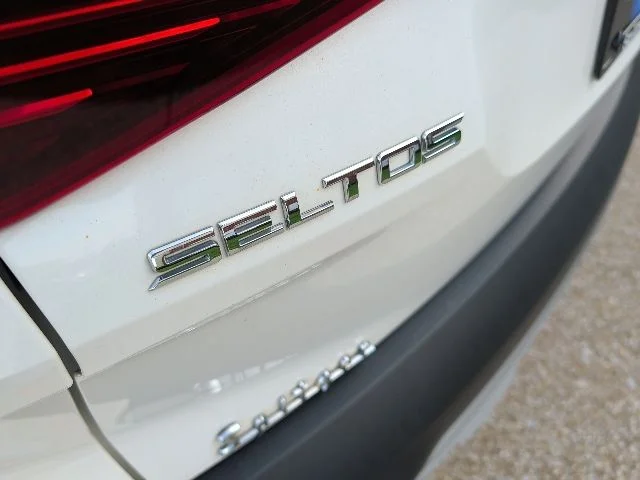 Used 2021 White Kia EX image 7