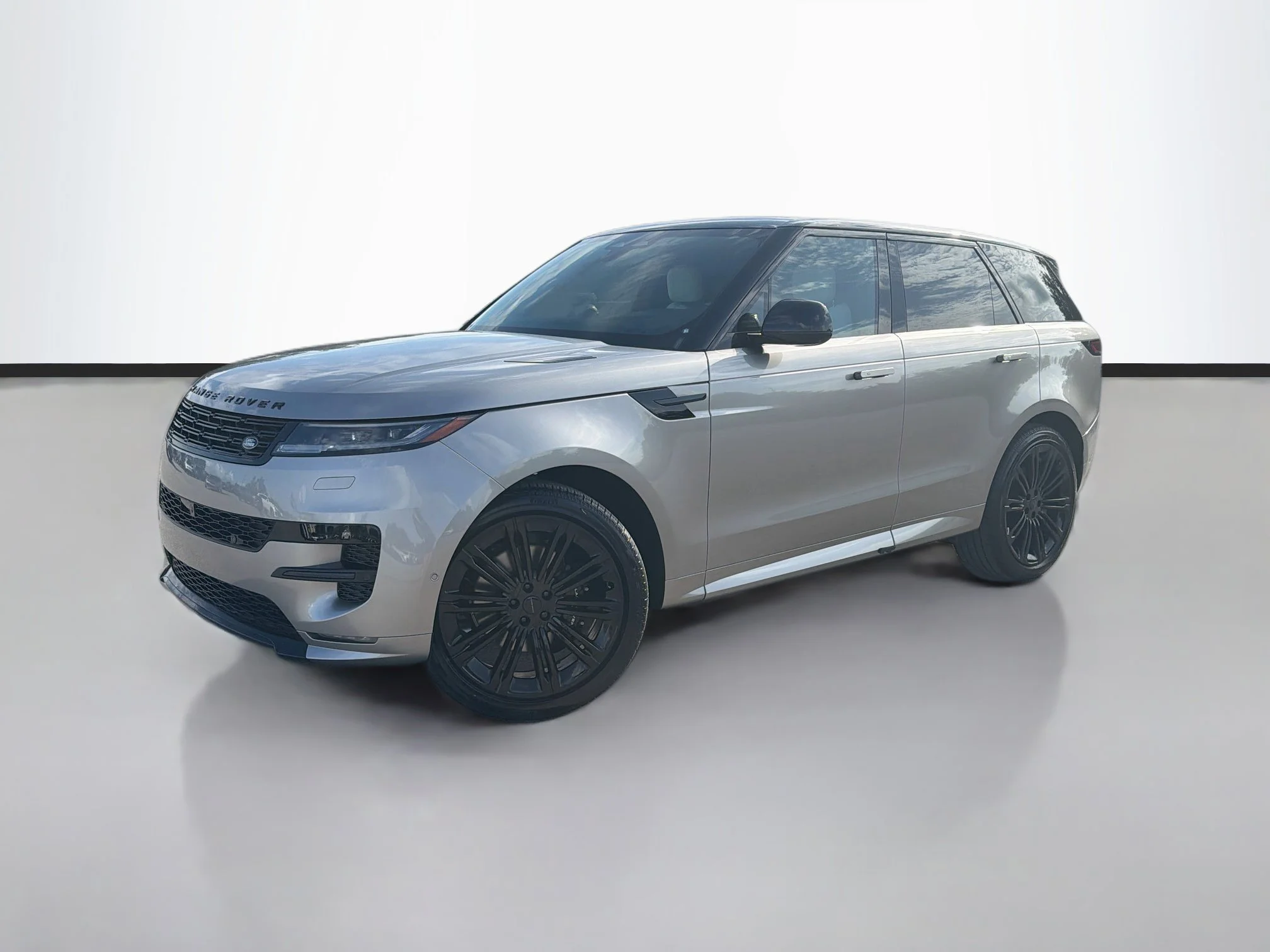 New 2026 Flux Silver Ultra Mettalic Gloss Land Rover Dynamic SE image 1