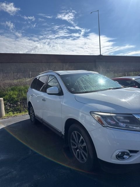 Used 2015 Nissan Pathfinder SL with VIN 5N1AR2MM6FC712910 for sale in Janesville, WI