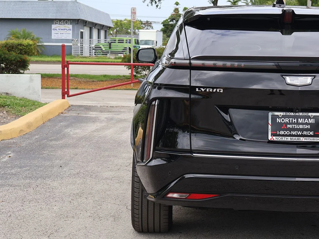 Used 2025 Black Cadillac Luxury image 19