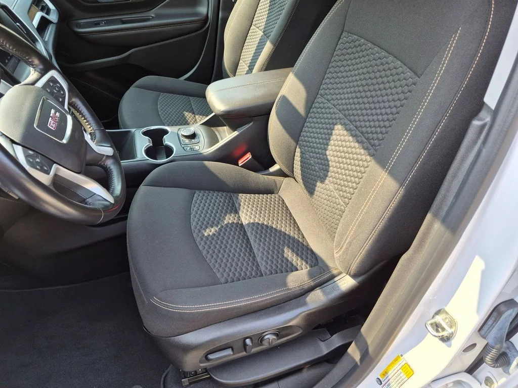 Used 2021 White GMC SLE image 21