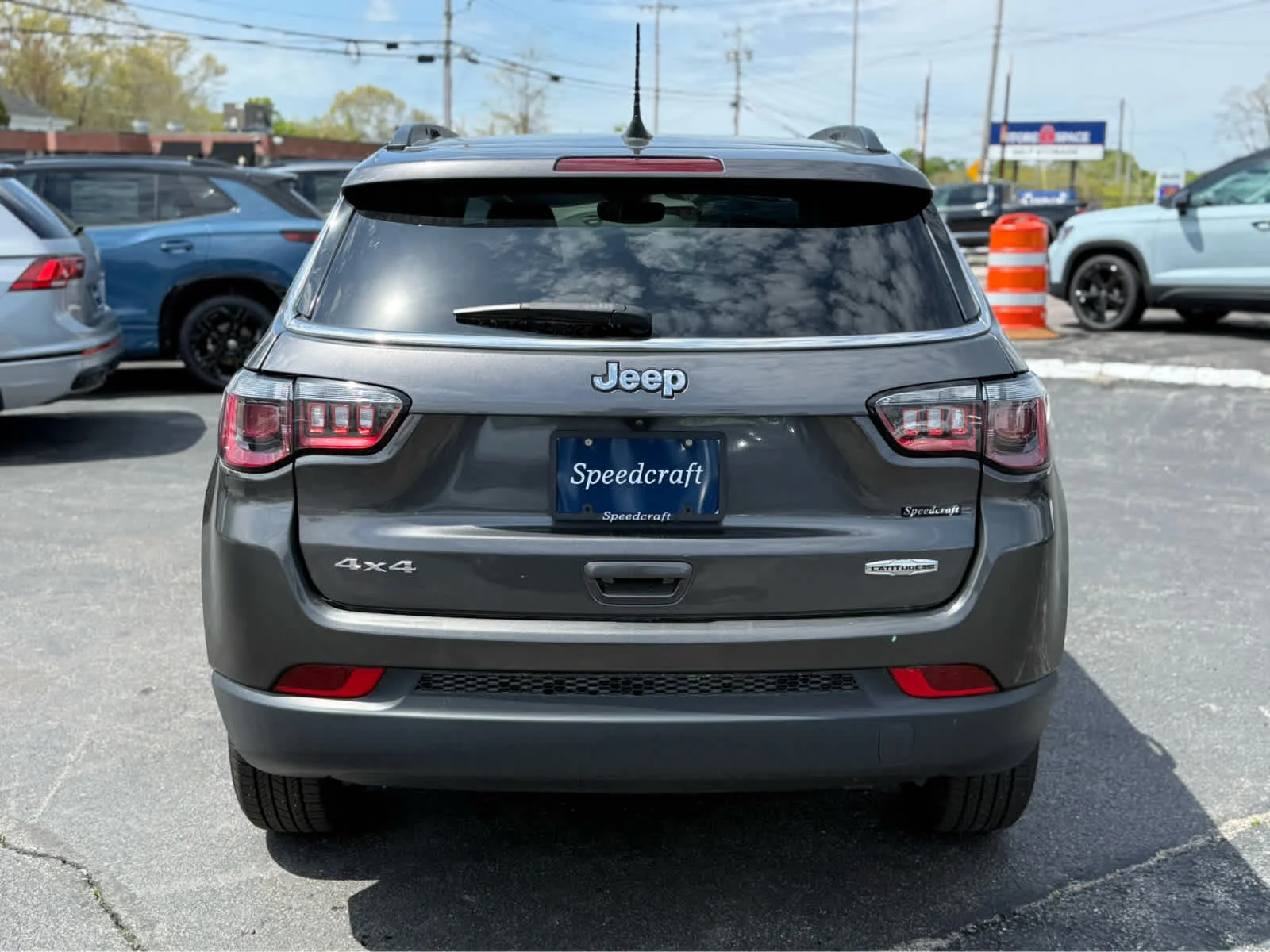 Used 2022 Granite Crystal Metallic Clearcoat Jeep Latitude Lux image 6