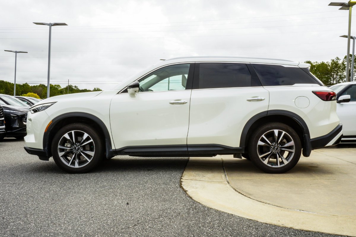 Used 2023 White INFINITI LUXE image 10