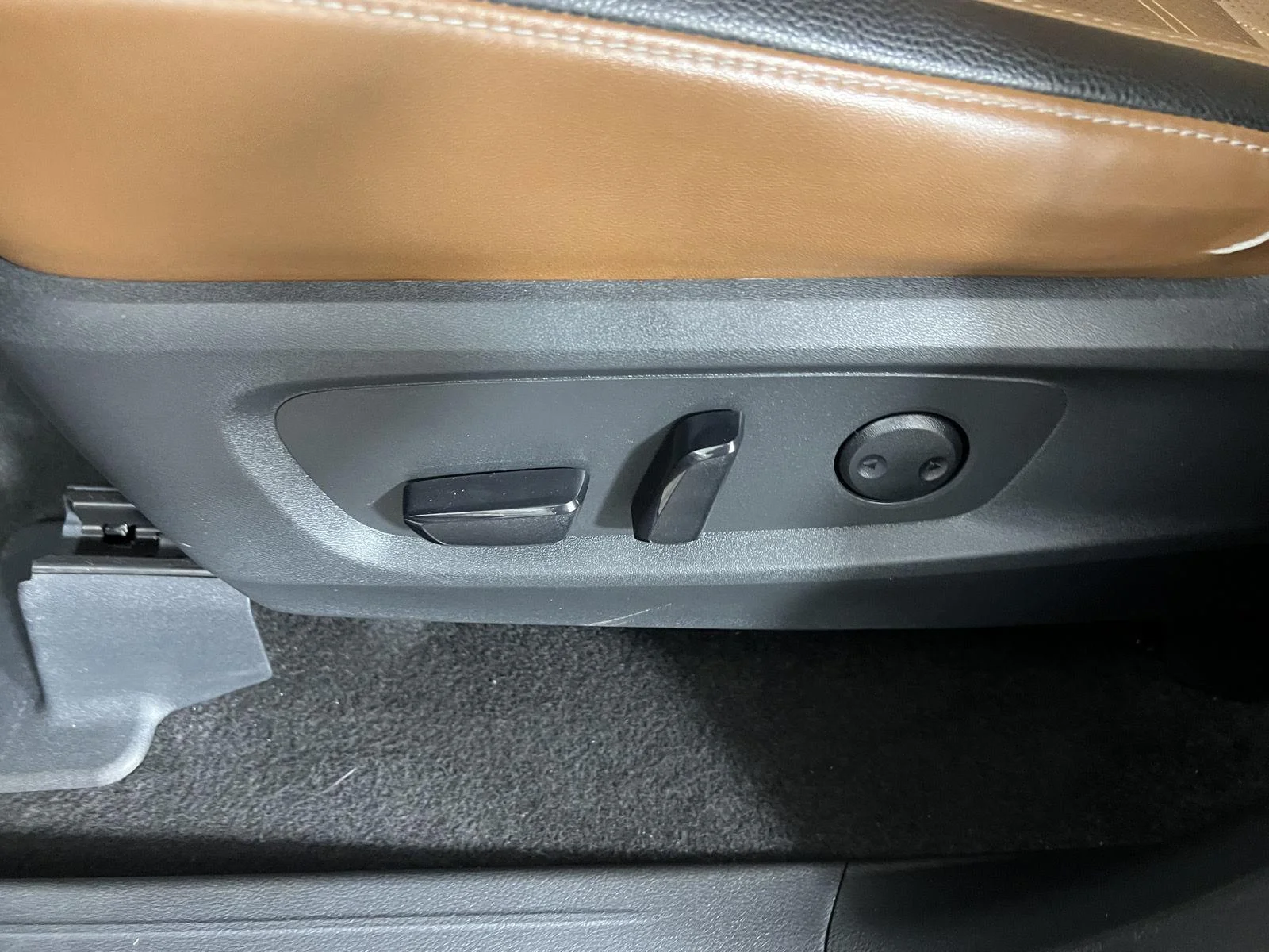 Used 2024 Scarlet Ember Nissan Platinum image 15