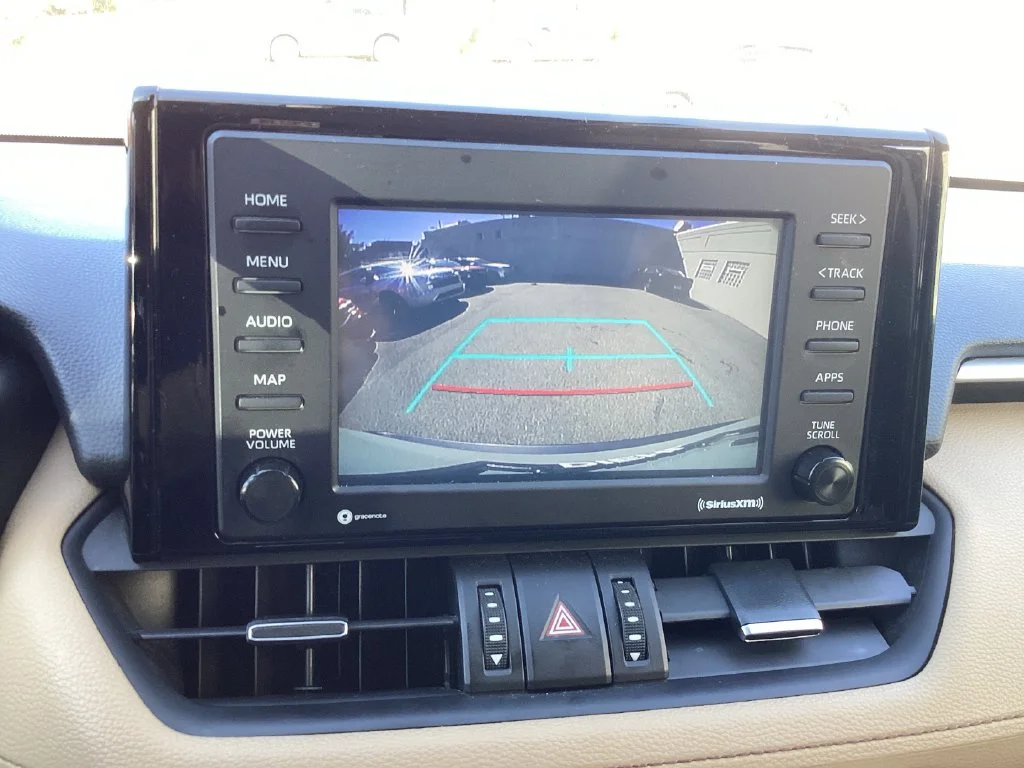Used 2020  Toyota XLE Premium image 34
