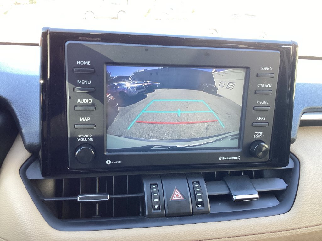 Used 2020  Toyota XLE Premium image 34