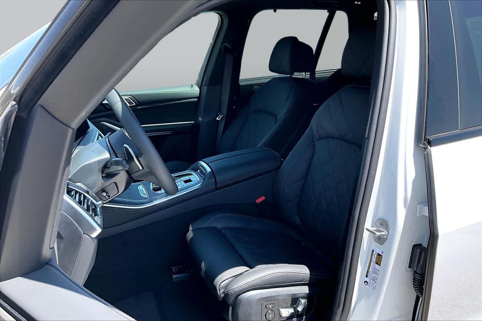 New 2026 Alpine White BMW sDrive40i image 9