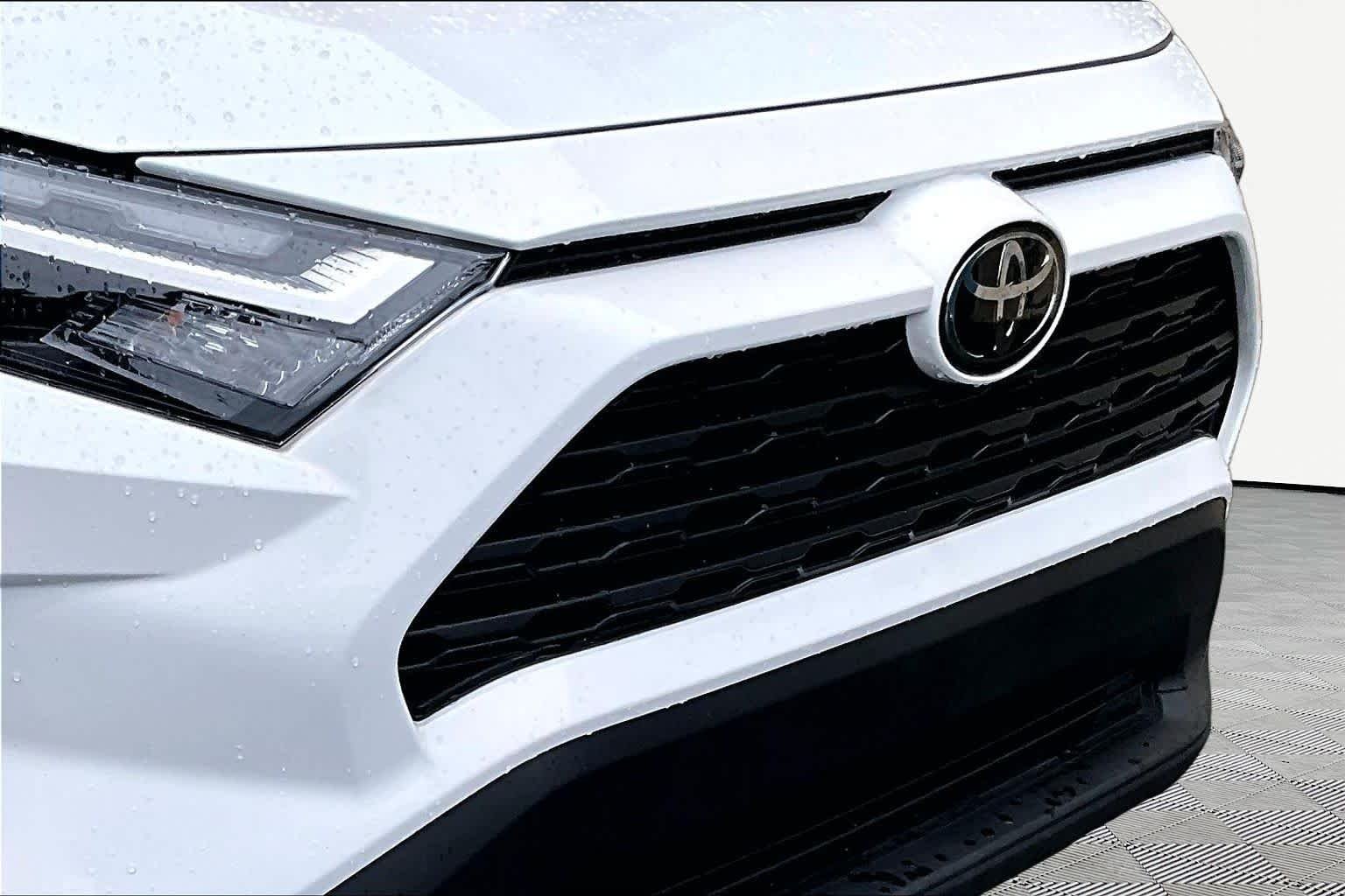 Used 2025 Ice Cap Toyota Hybrid XLE image 30