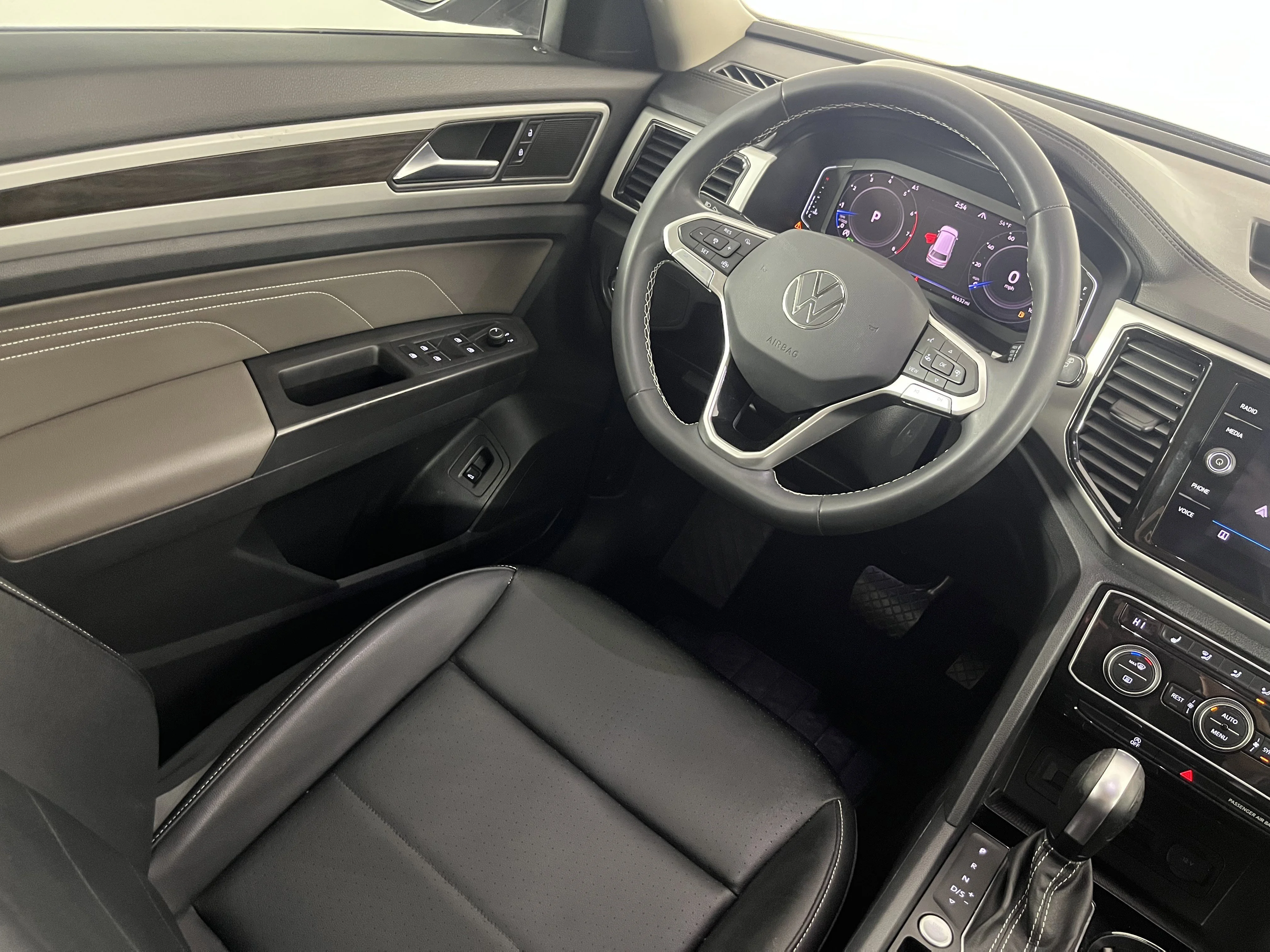 2023 Volkswagen Atlas SE w/Tech - Photo 9