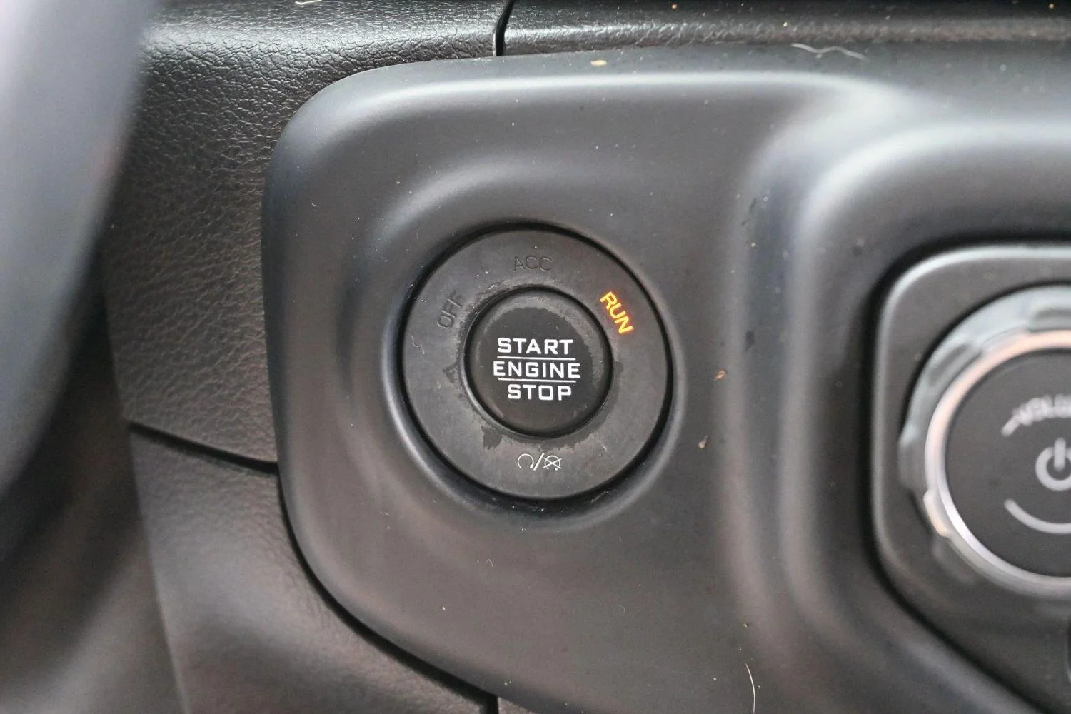 Used 2019 Bright White Clearcoat Jeep Sahara image 23