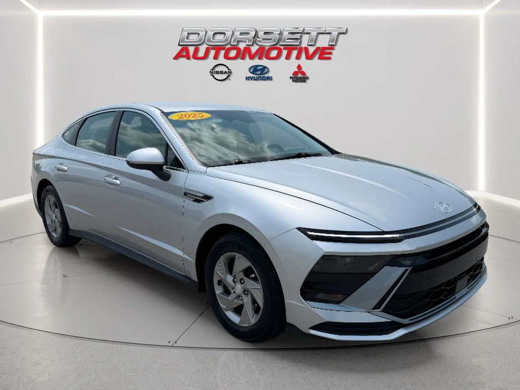 Used 2025 Aero Silver Hyundai SE image 4