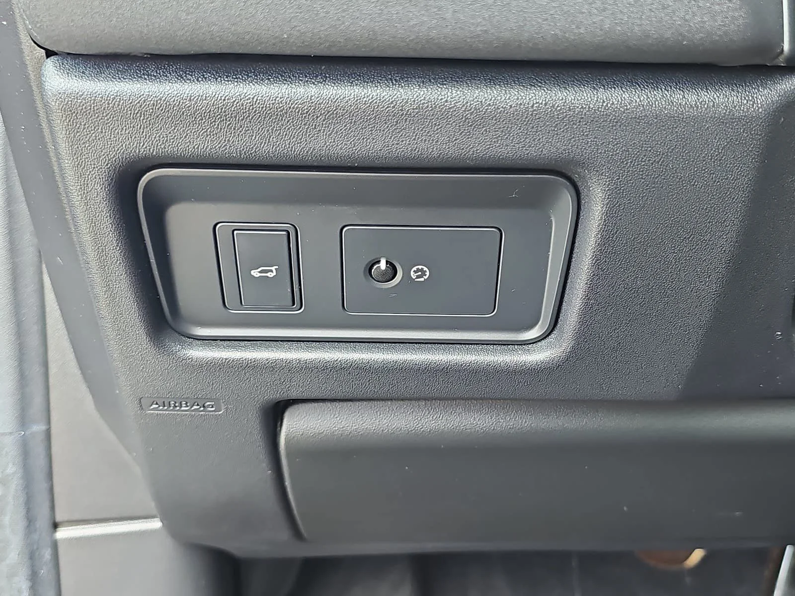 Used 2018 Gray Land Rover SE image 26