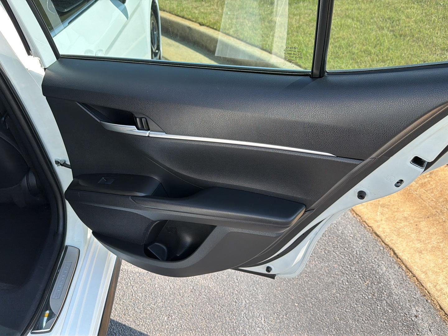 Used 2024 Ice Cap Toyota SE image 15