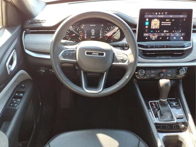 Used 2024  Jeep Latitude image 19