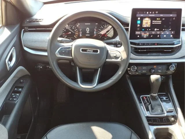 Used 2024  Jeep Latitude image 19