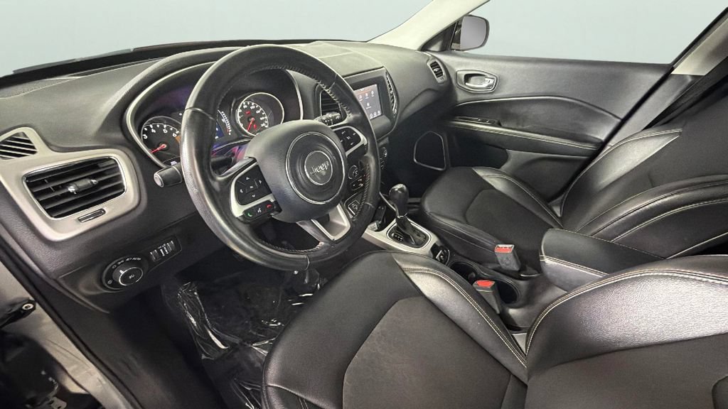 Used 2020 Silver Jeep Latitude FWD image 18
