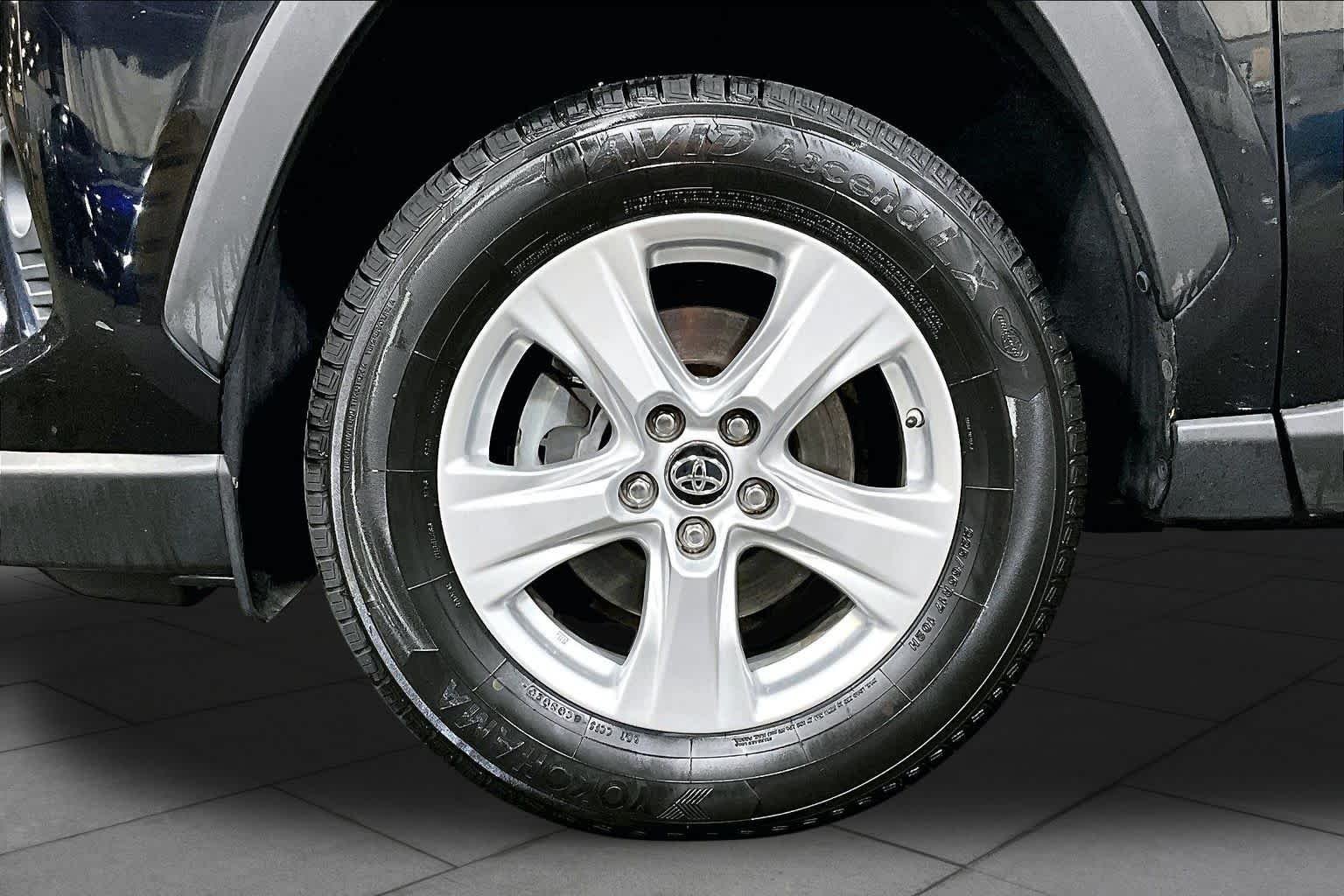 Used 2019 Midnight Black Metallic Toyota XLE image 11