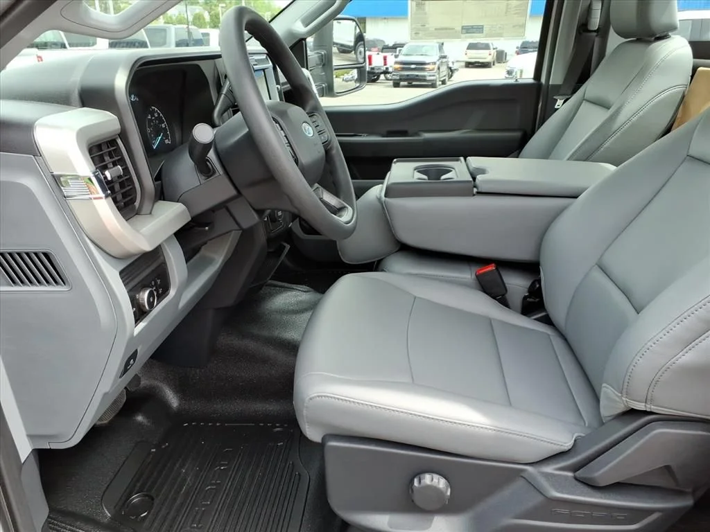 New 2026 Oxford White Ford F-450® XL image 4