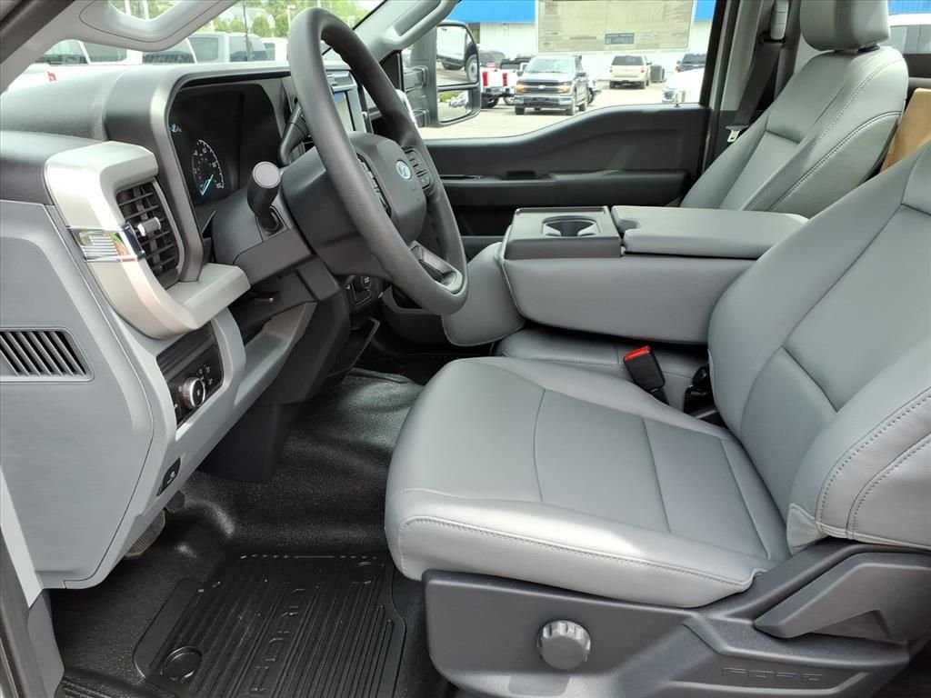New 2026 Oxford White Ford F-450® XL image 4