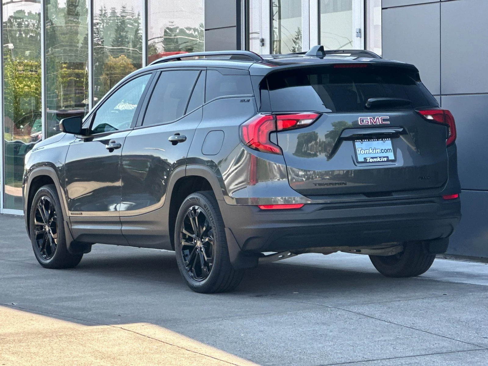 Used 2020 Graphite Gray Metallic GMC SLE image 5