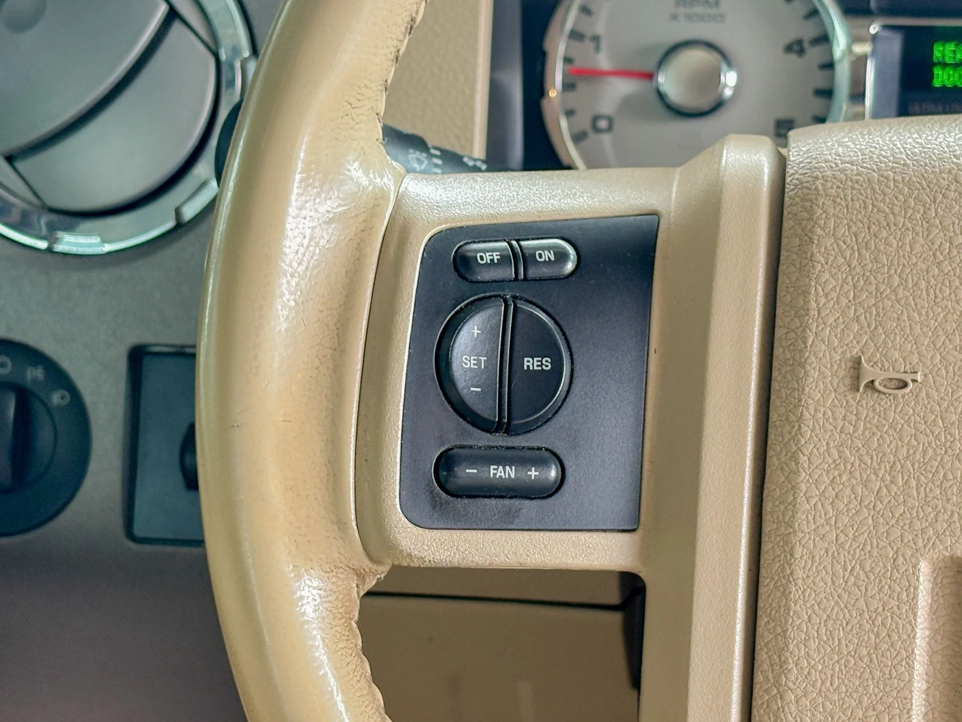 Used 2008 Gold Ford Lariat image 29