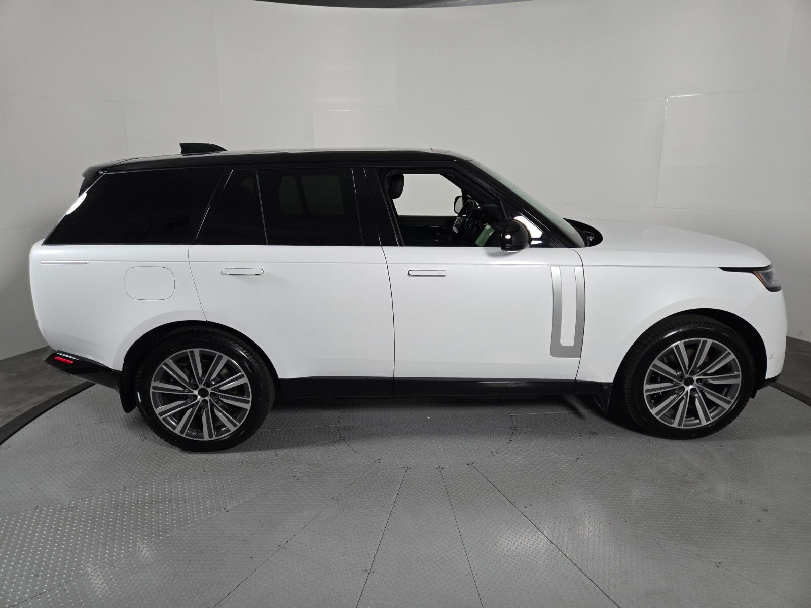 New 2026 Ostuni Pearl White Land Rover Autobiography image 6