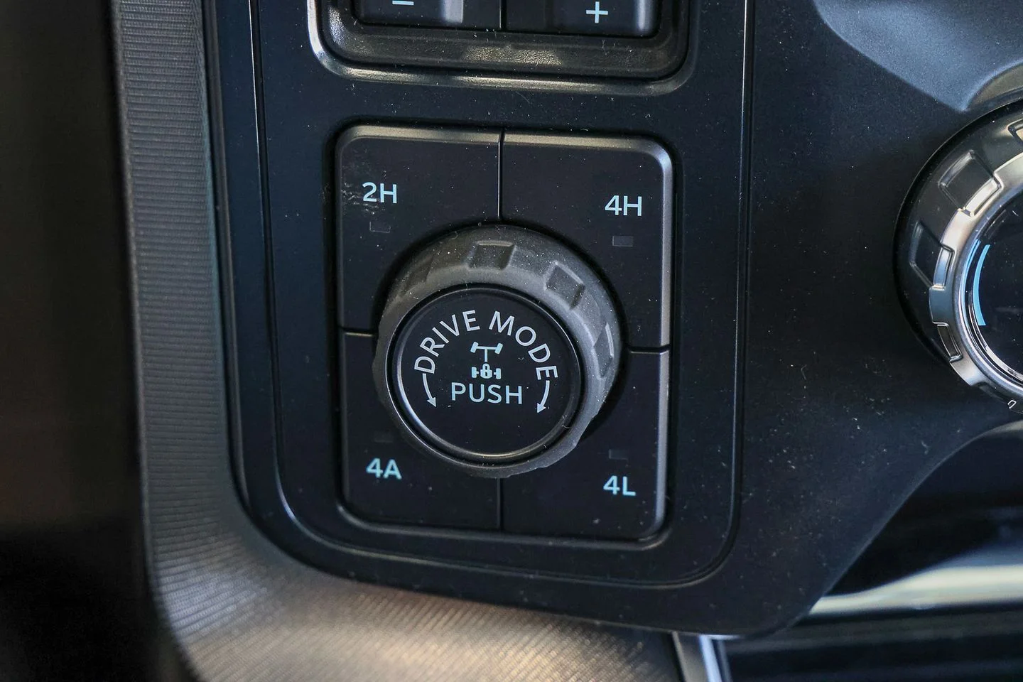 New 2026 Star White Metallic Tri-Coat Ford Platinum® image 28