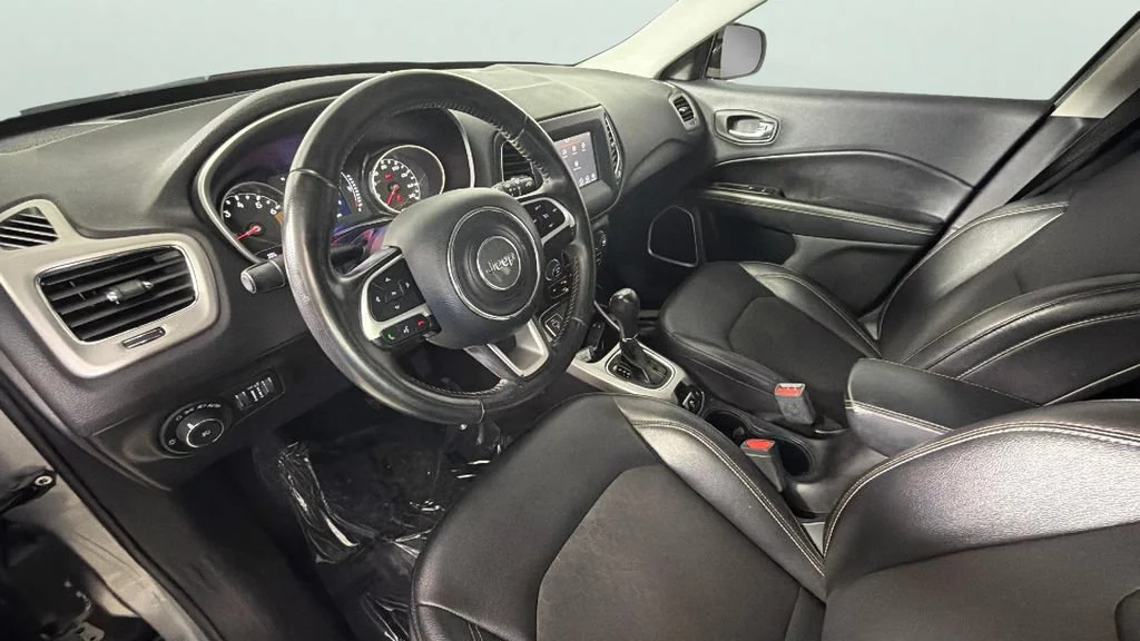 Used 2020 Silver Jeep Latitude FWD image 18