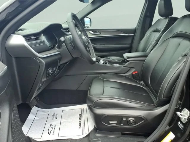 Used 2025  Jeep Limited image 19