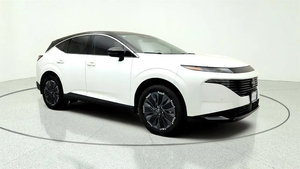 Used 2025 Everest White Pearl Tricoat/Super Black Nissan AWD Platinum w/ Illuminated Cargo Scuff Plate image 3