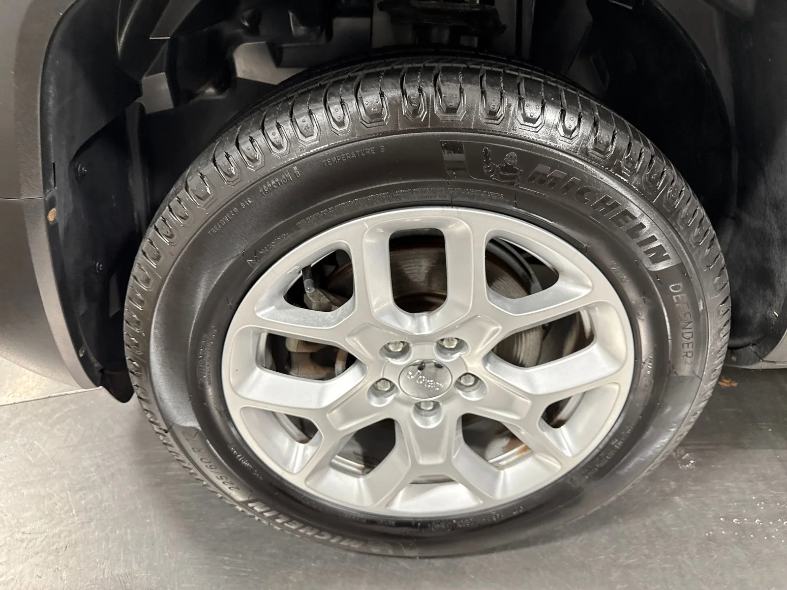 Used 2017 Granite Crystal Metallic Clearcoat Jeep Latitude image 4