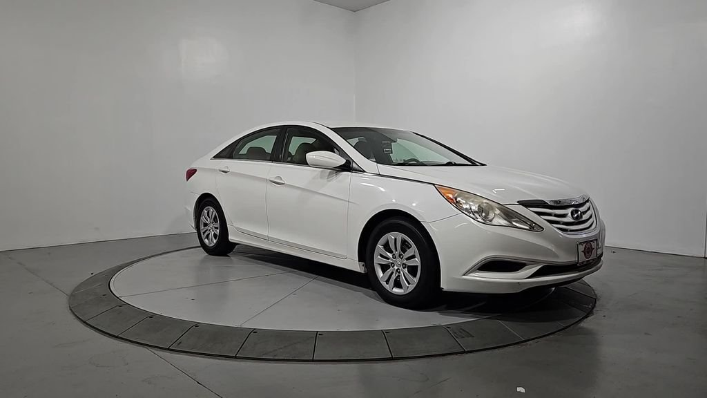 Used 2012 White Hyundai GLS image 8