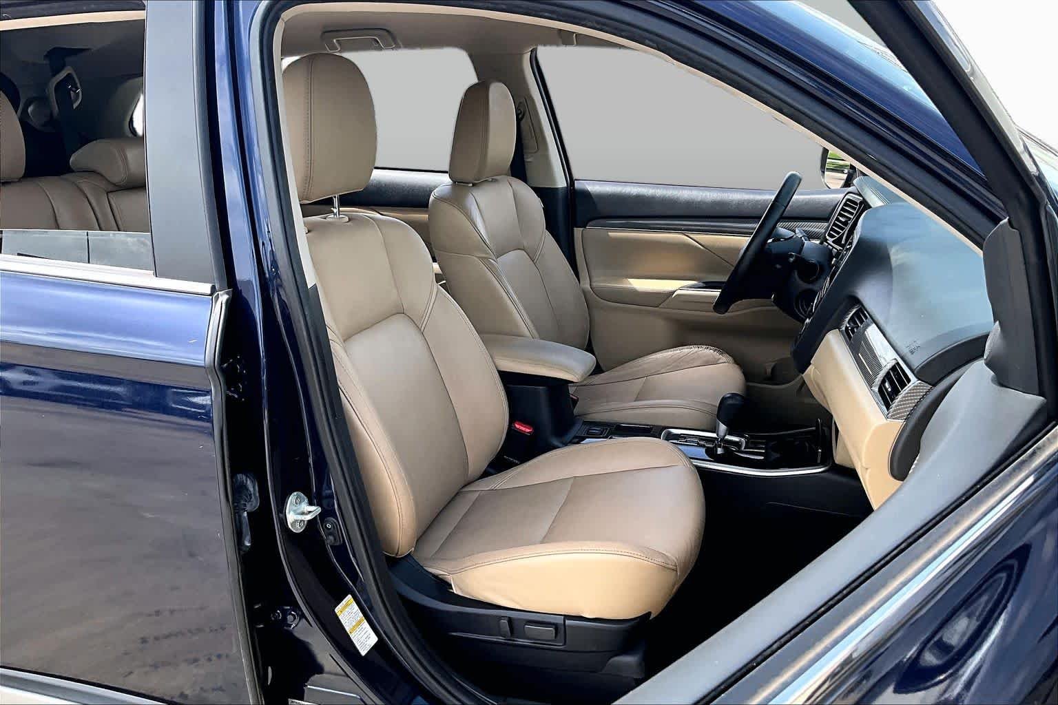Used 2019 Cosmic Blue Metallic Mitsubishi SEL image 9